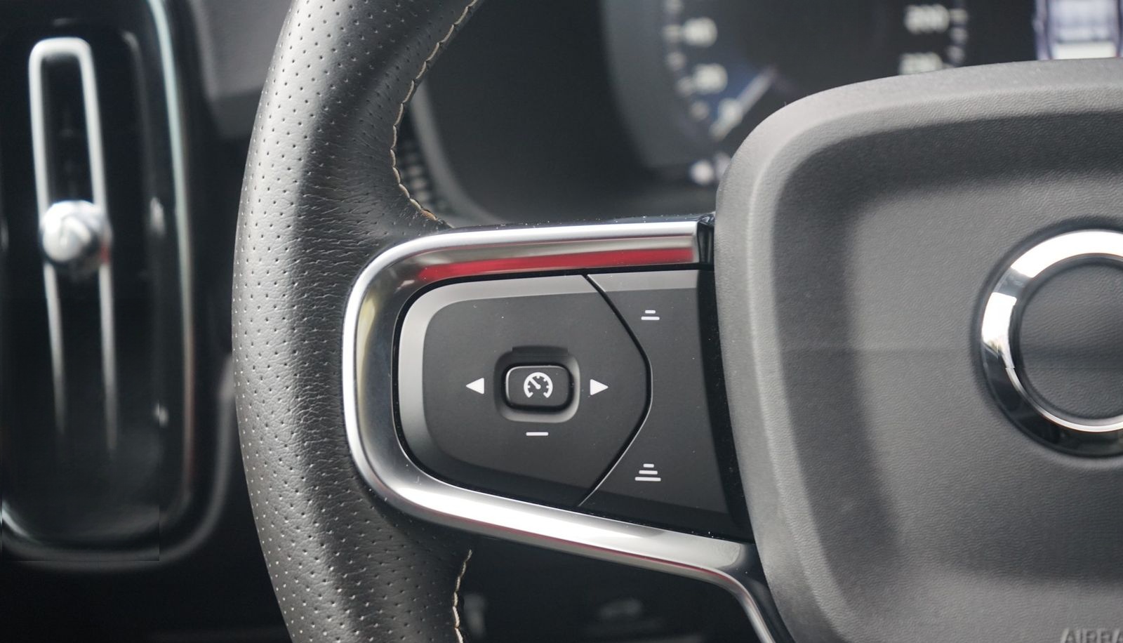 Volvo XC40 T4 R Design LED AHK Kamera Tempomat USB DAB foto 16