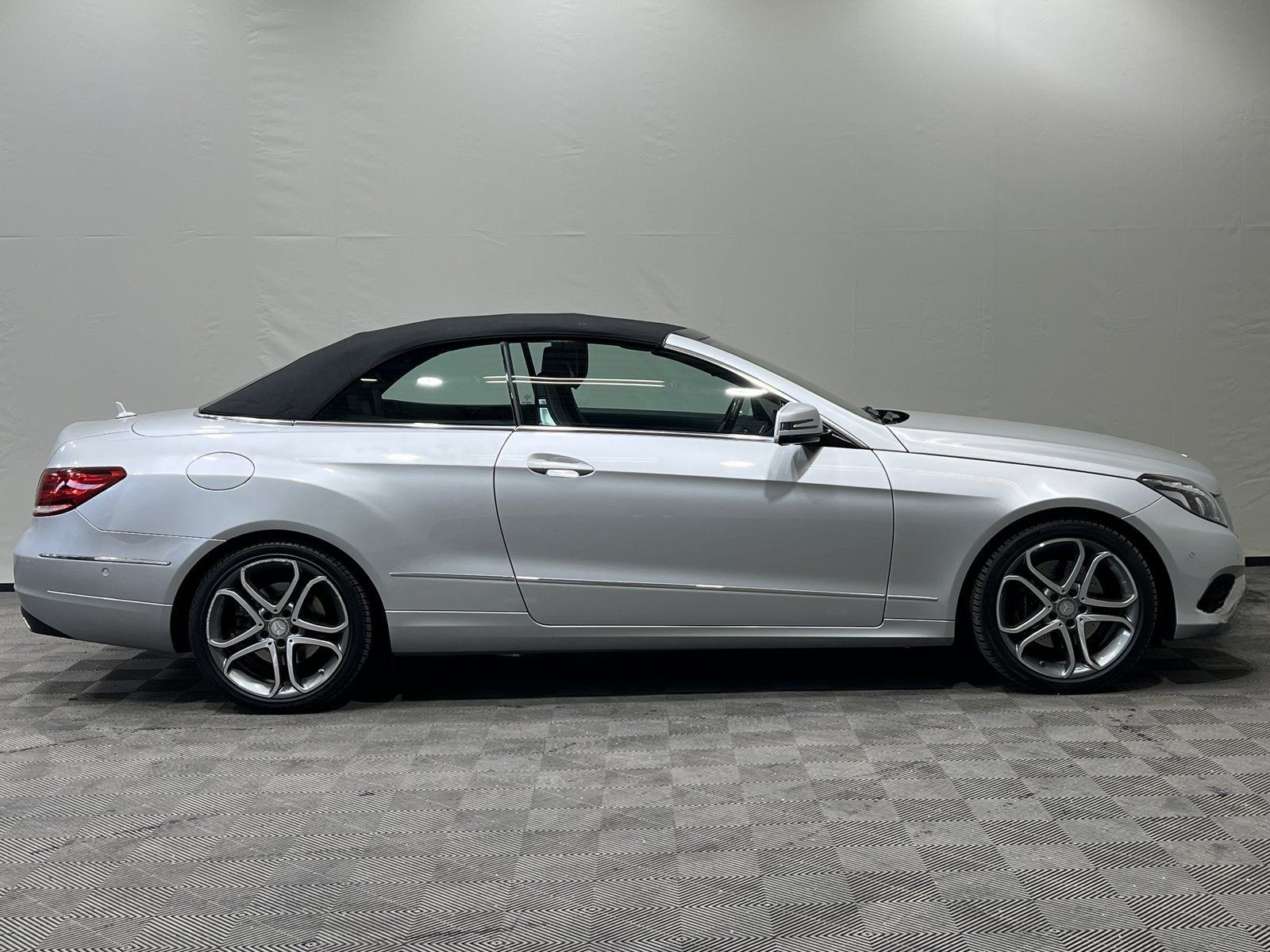 Mercedes-Benz E 250 Cabrio 7G AIRSCARF LEDER COMAND LED ILS !! foto 24