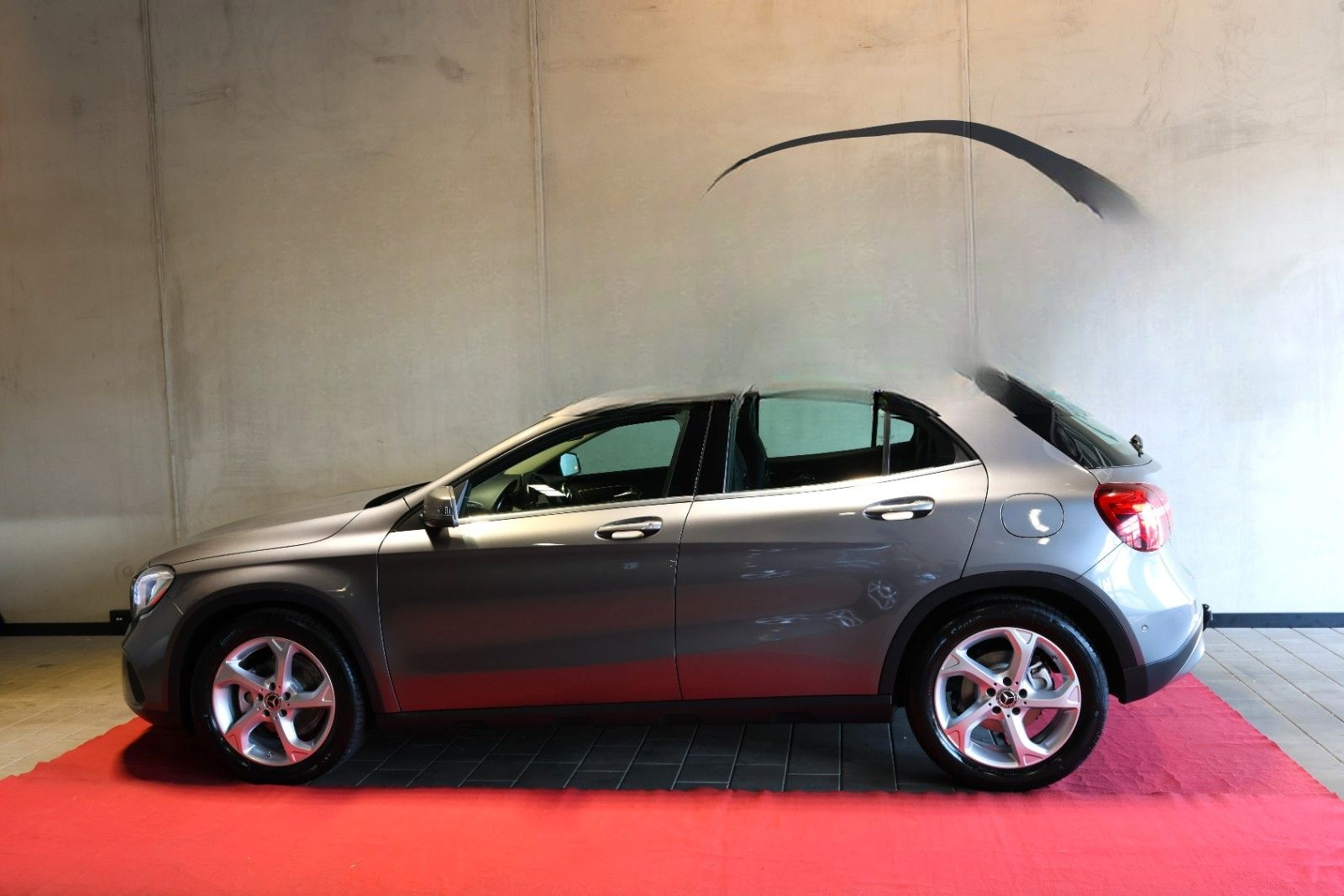 Mercedes-Benz GLA 180 AHK LED TOT NAVI KEYLESS GO ATTENTIONASS foto 2