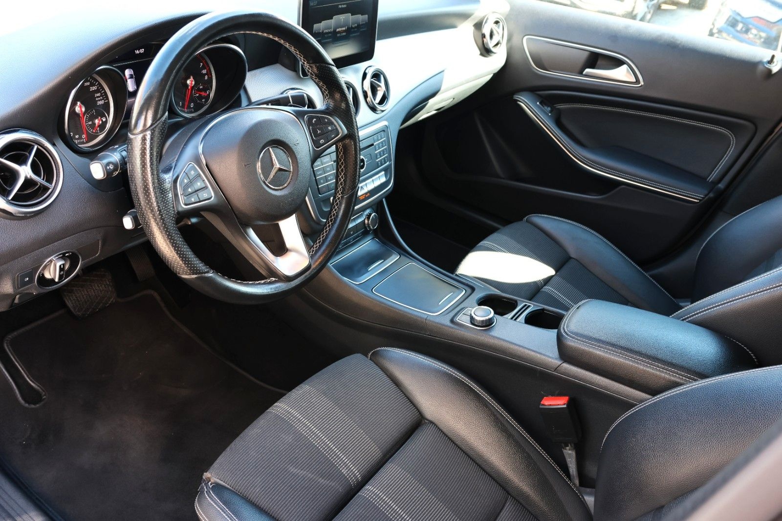 Mercedes-Benz GLA 180 AHK LED TOT NAVI KEYLESS GO ATTENTIONASS foto 19