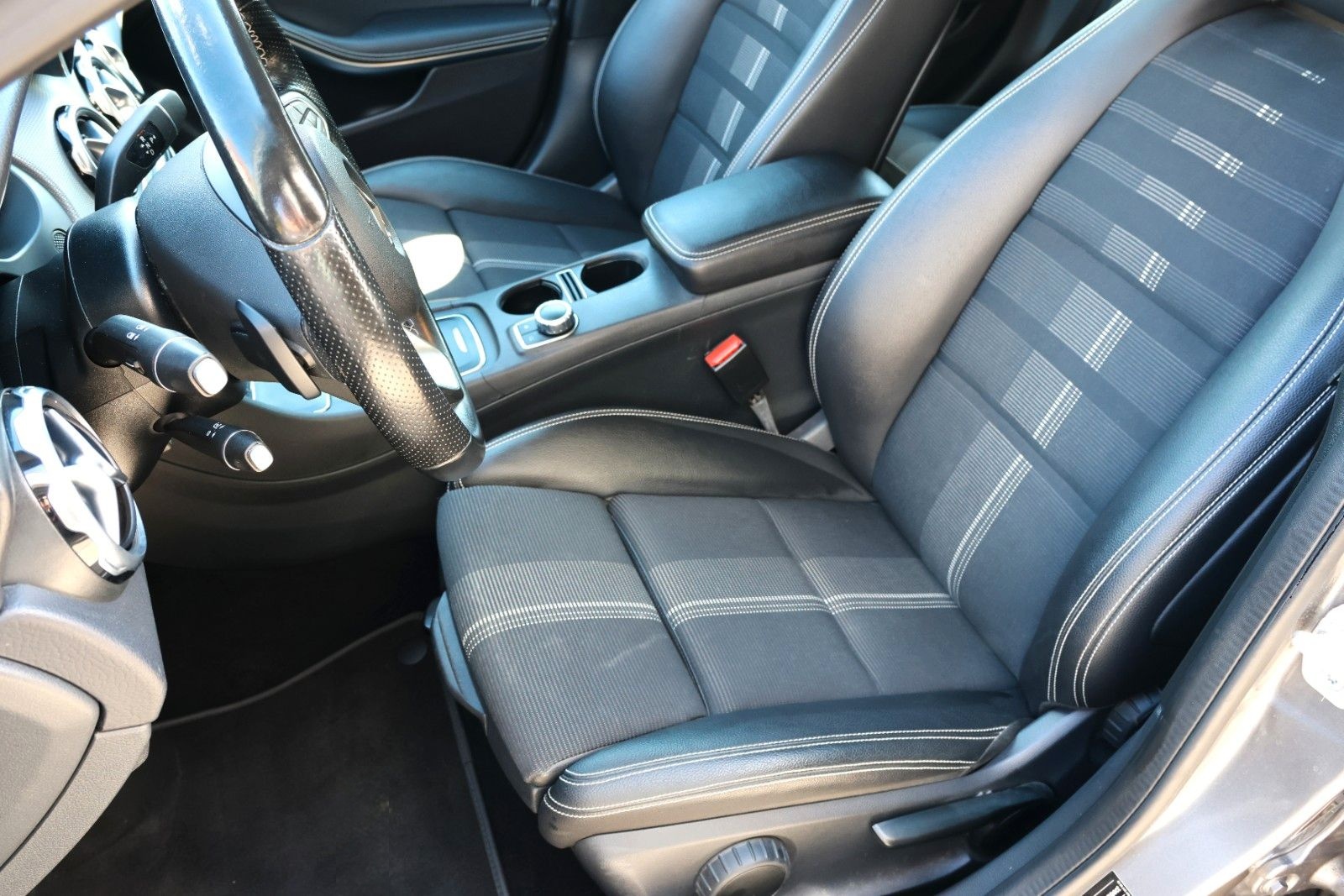 Mercedes-Benz GLA 180 AHK LED TOT NAVI KEYLESS GO ATTENTIONASS foto 20