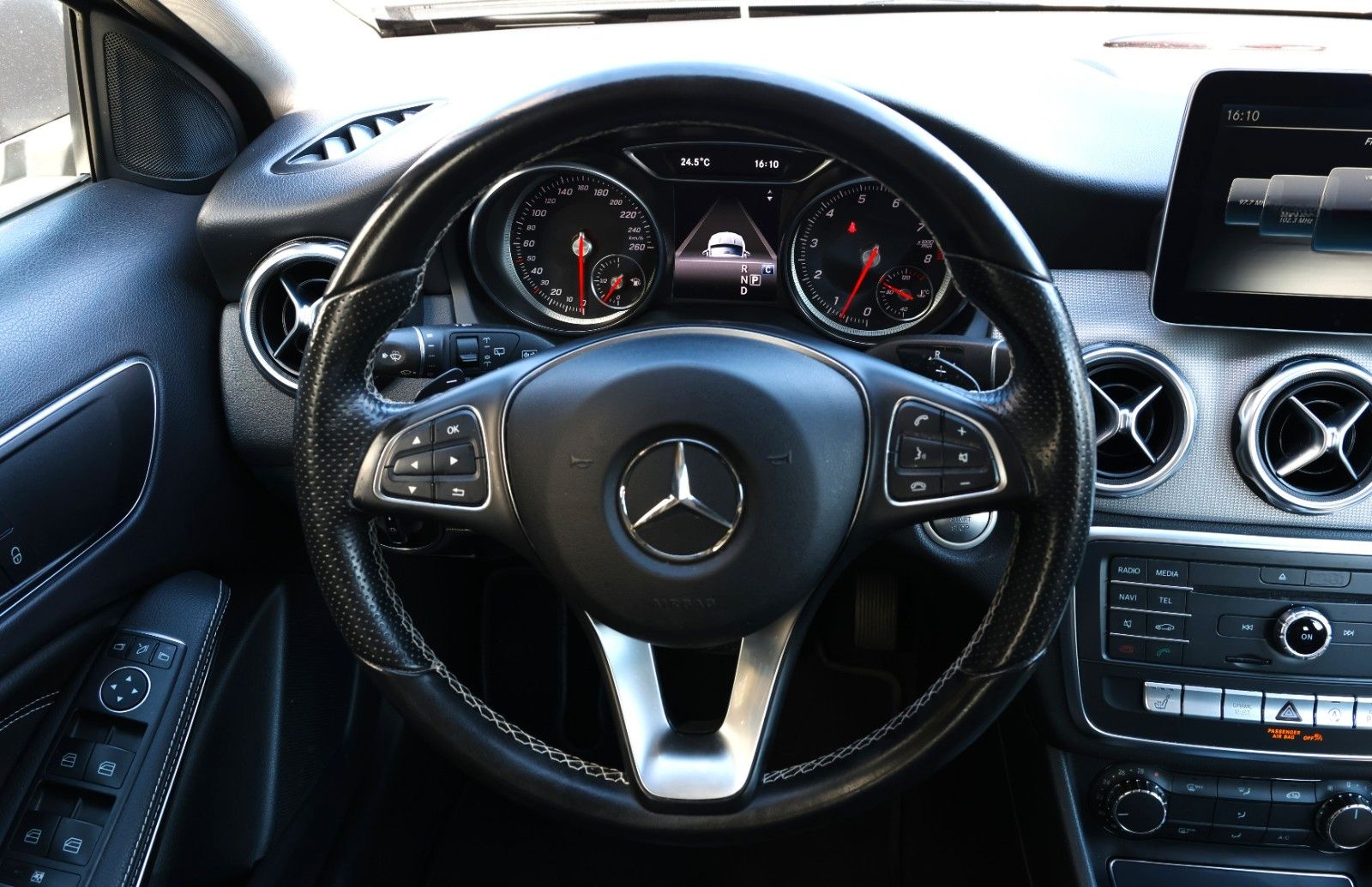 Mercedes-Benz GLA 180 AHK LED TOT NAVI KEYLESS GO ATTENTIONASS foto 21