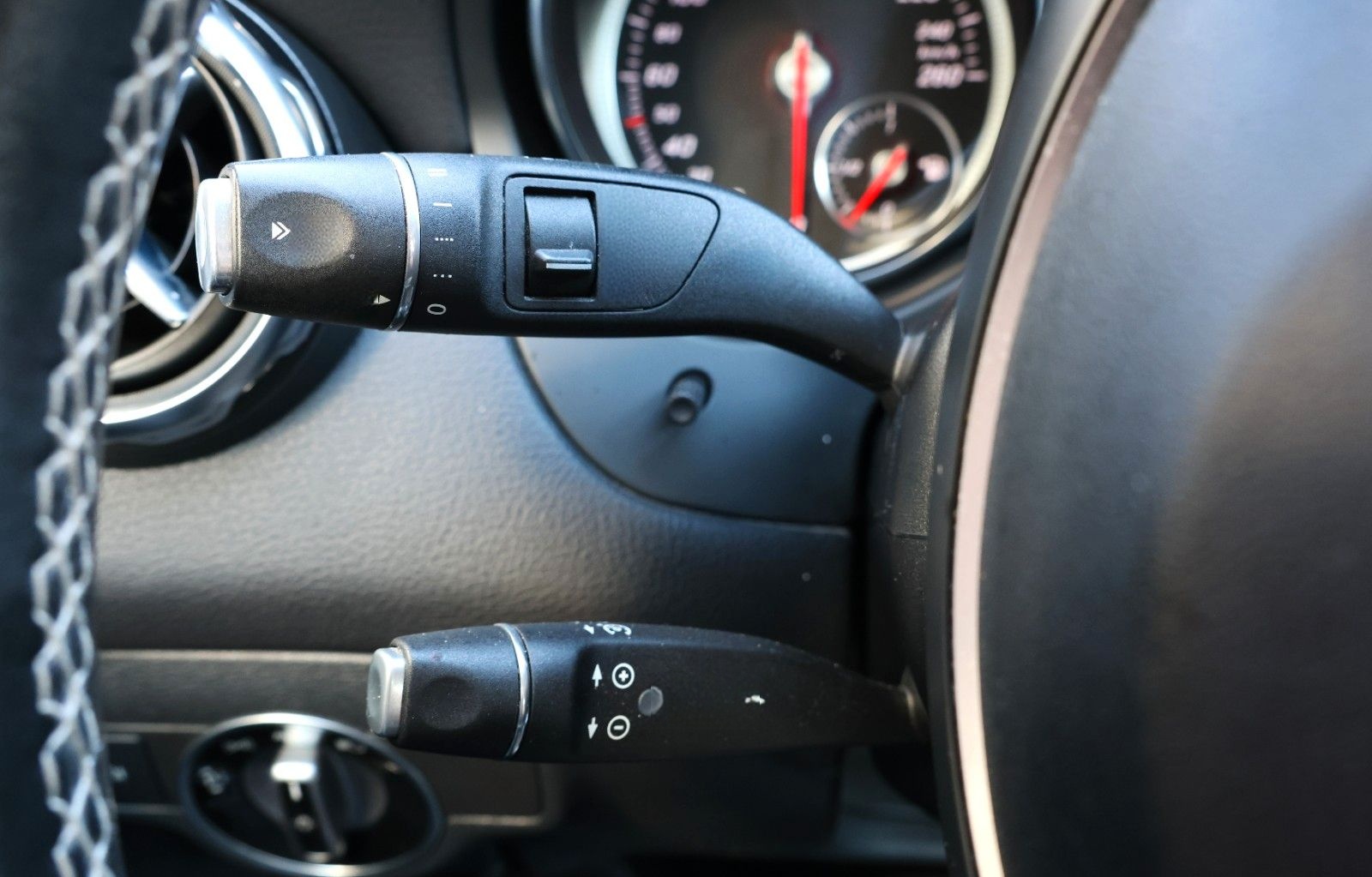 Mercedes-Benz GLA 180 AHK LED TOT NAVI KEYLESS GO ATTENTIONASS foto 23