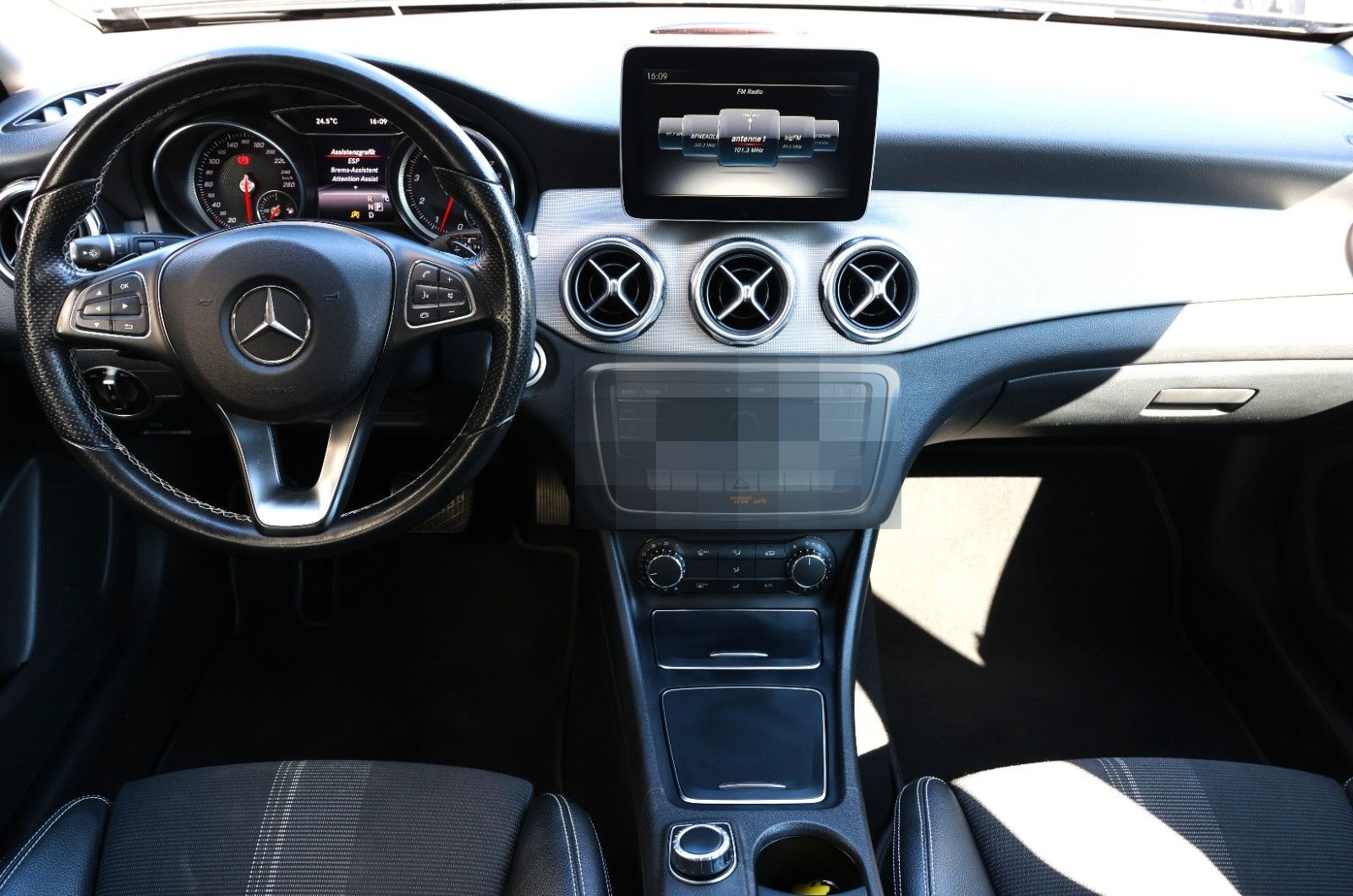 Mercedes-Benz GLA 180 AHK LED TOT NAVI KEYLESS GO ATTENTIONASS foto 24