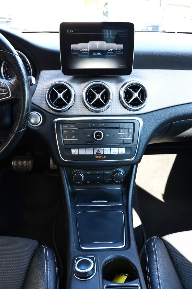 Mercedes-Benz GLA 180 AHK LED TOT NAVI KEYLESS GO ATTENTIONASS foto 25