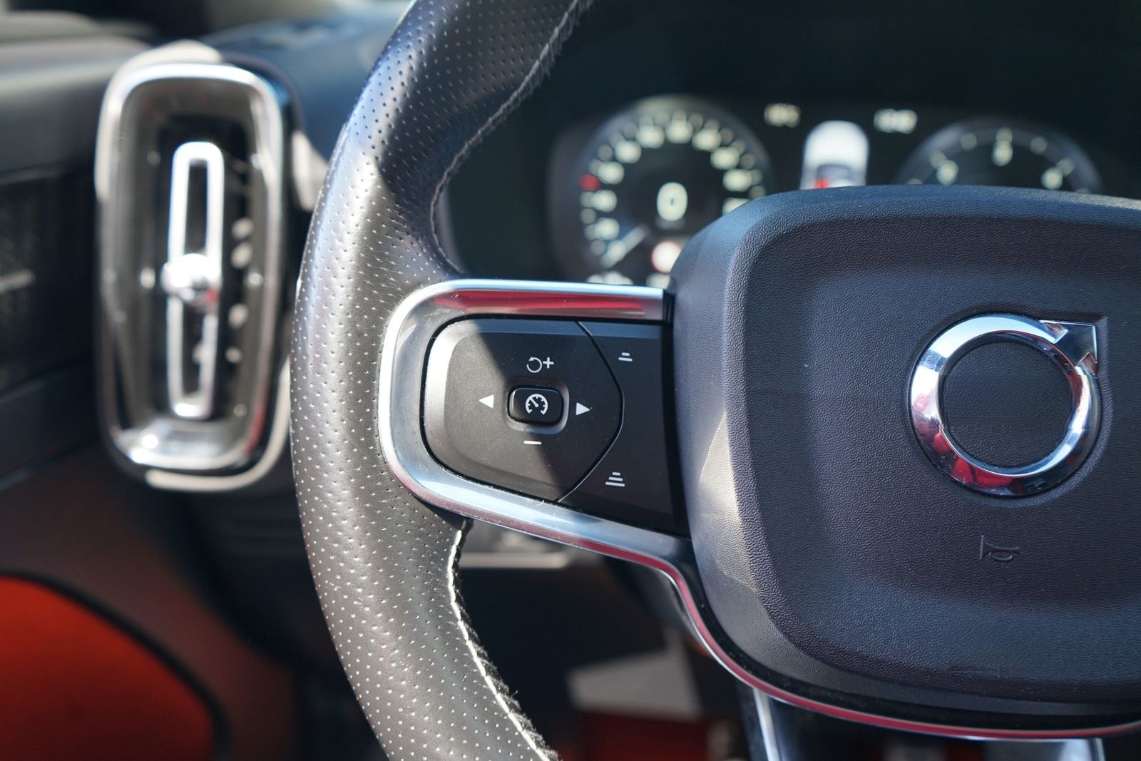 Volvo XC40 2.0 R Design AWD LED 360° AHK PDC Totwinkel foto 20