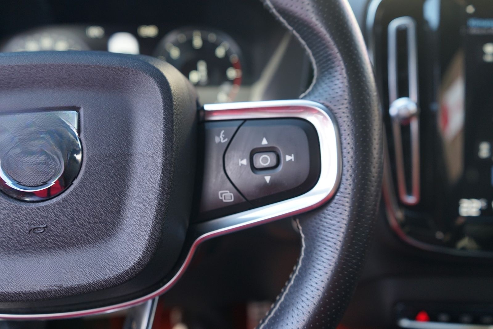 Volvo XC40 2.0 R Design AWD LED 360° AHK PDC Totwinkel foto 21