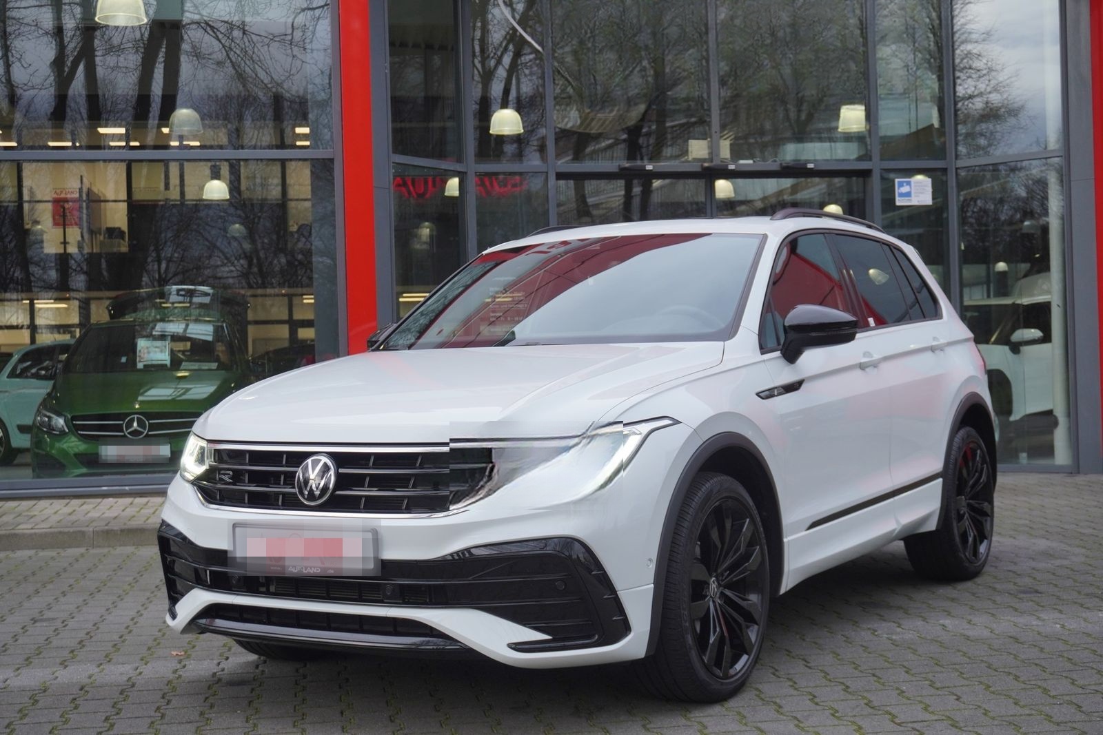 Volkswagen Tiguan 2.0 TDI R-Line 4M Blackstyle LED AHK Pano foto 2