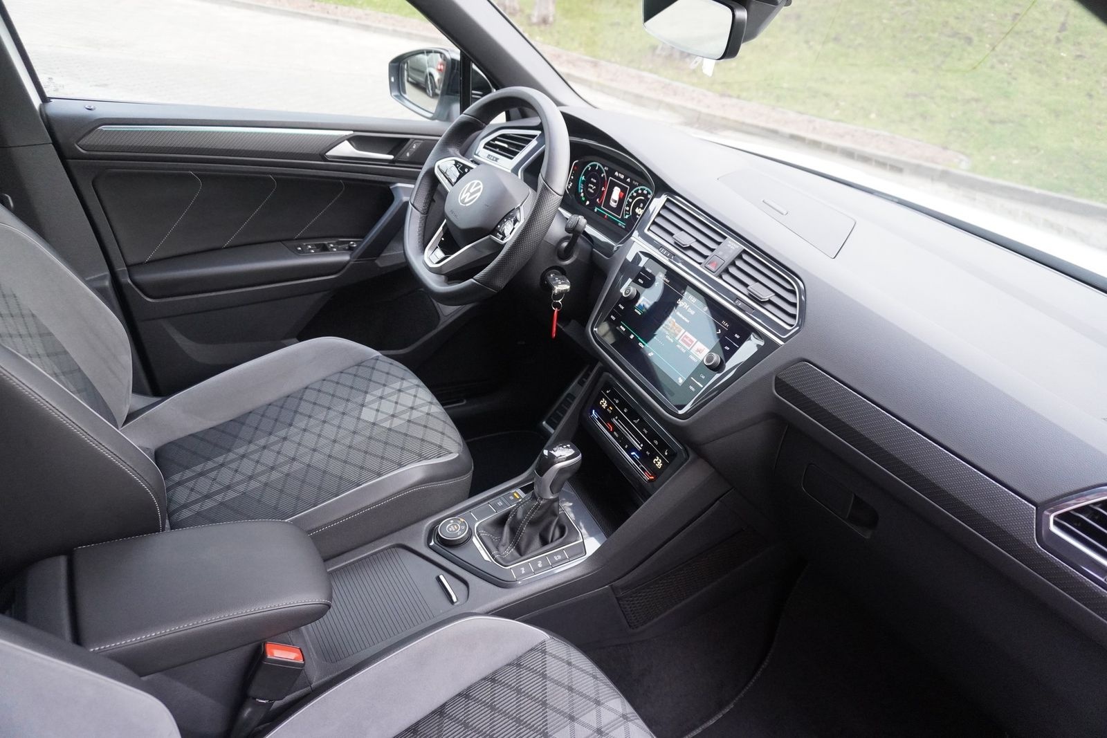 Volkswagen Tiguan 2.0 TDI R-Line 4M Blackstyle LED AHK Pano foto 11