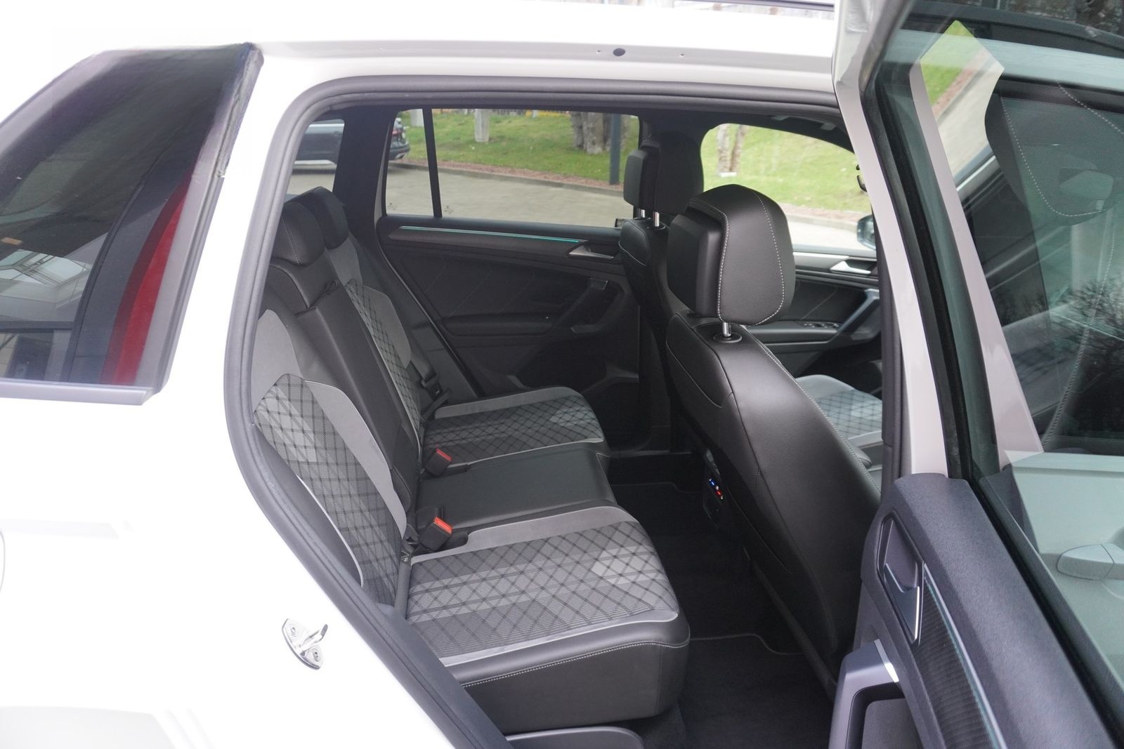 Volkswagen Tiguan 2.0 TDI R-Line 4M Blackstyle LED AHK Pano foto 12