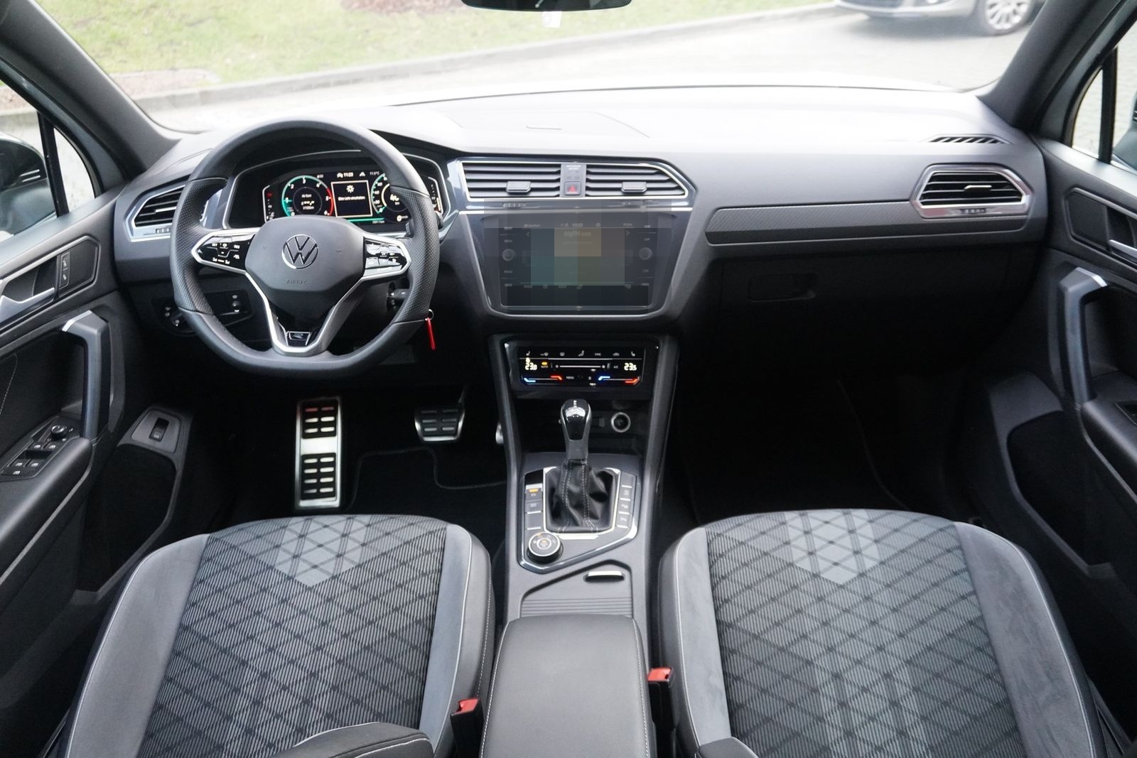 Volkswagen Tiguan 2.0 TDI R-Line 4M Blackstyle LED AHK Pano foto 13