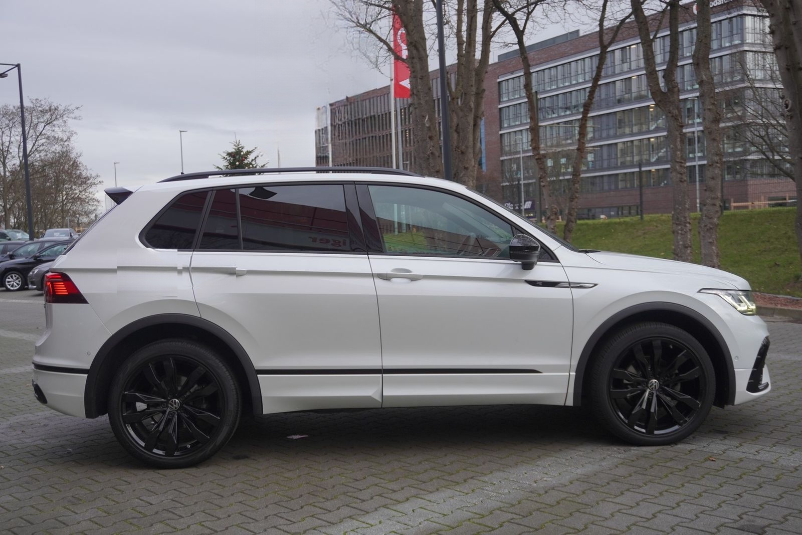 Volkswagen Tiguan 2.0 TDI R-Line 4M Blackstyle LED AHK Pano foto 5