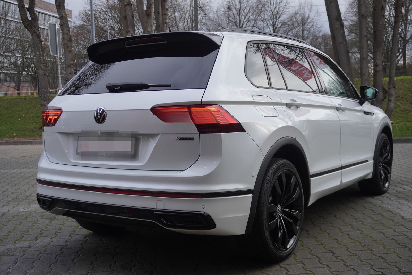 Volkswagen Tiguan 2.0 TDI R-Line 4M Blackstyle LED AHK Pano foto 6