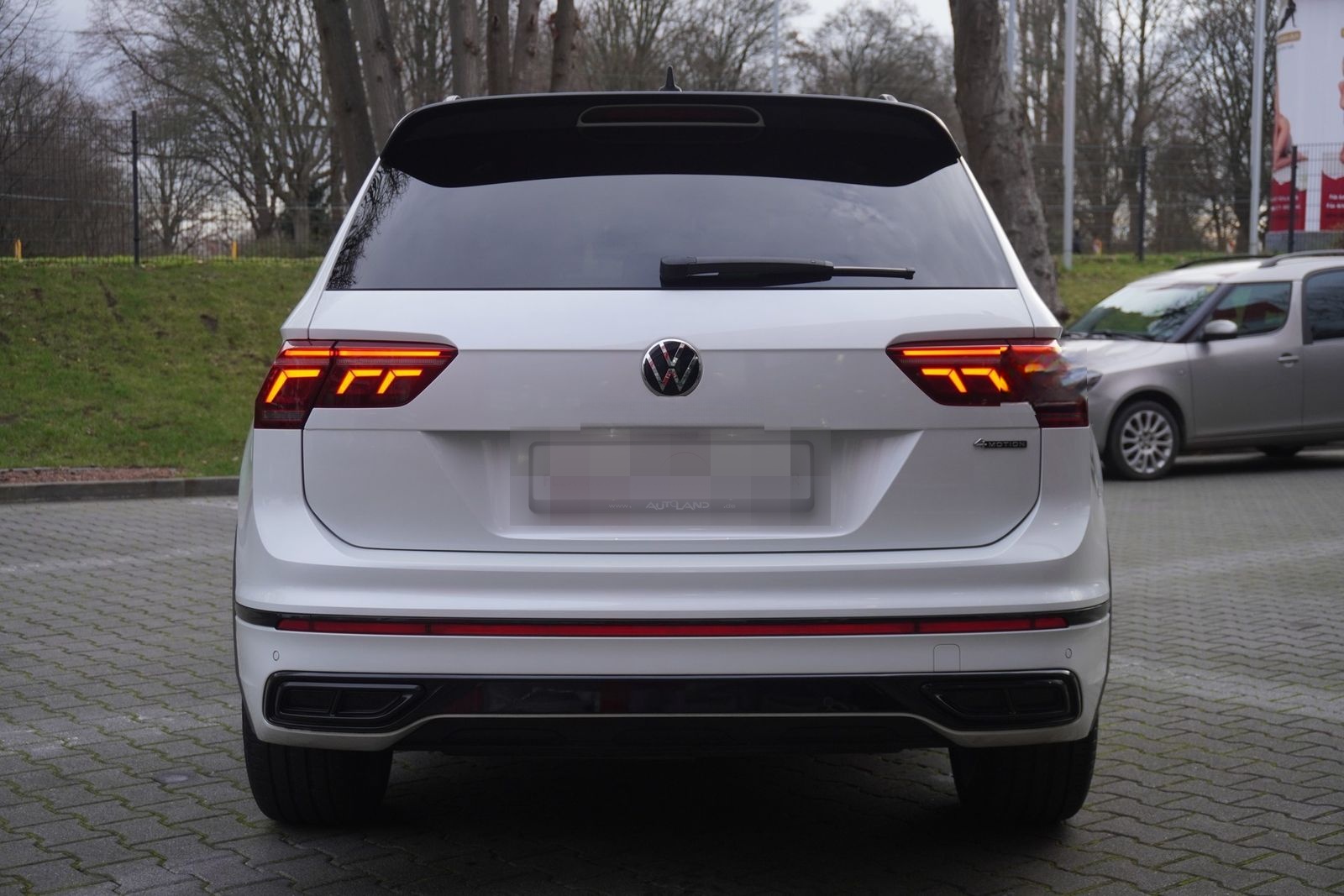 Volkswagen Tiguan 2.0 TDI R-Line 4M Blackstyle LED AHK Pano foto 7
