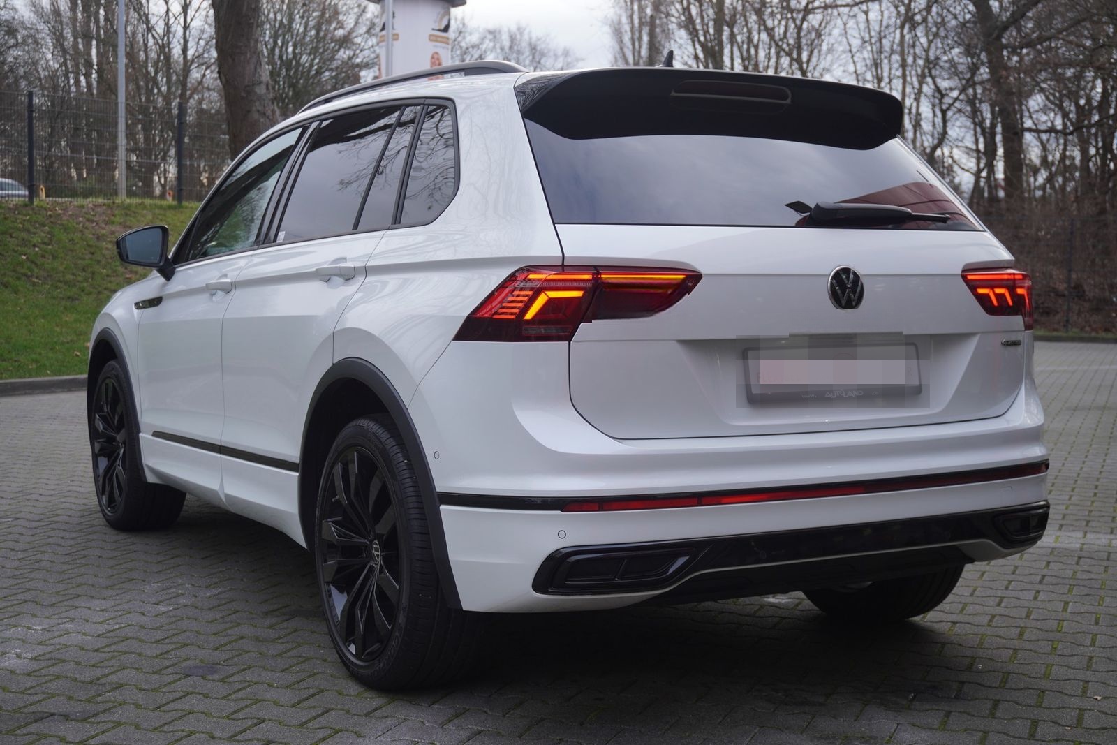 Volkswagen Tiguan 2.0 TDI R-Line 4M Blackstyle LED AHK Pano foto 8