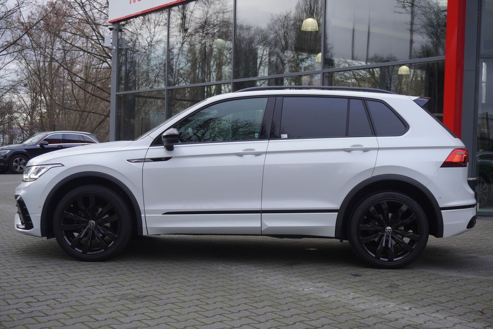 Volkswagen Tiguan 2.0 TDI R-Line 4M Blackstyle LED AHK Pano foto 9