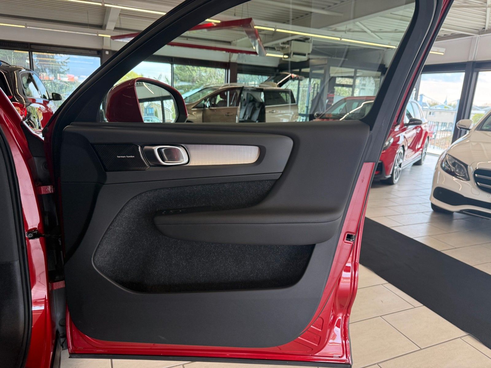 Volvo XC 40 Momentum Autm. R-Kam LED Navi Virtual H&K foto 12