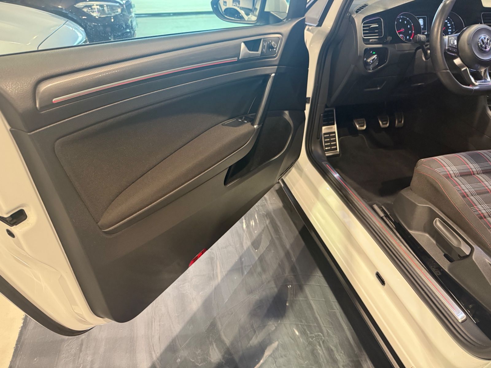 Volkswagen Golf 7 GTI/Panorama/1.Hand/LED/Navi/6 Gang/Alus foto 23