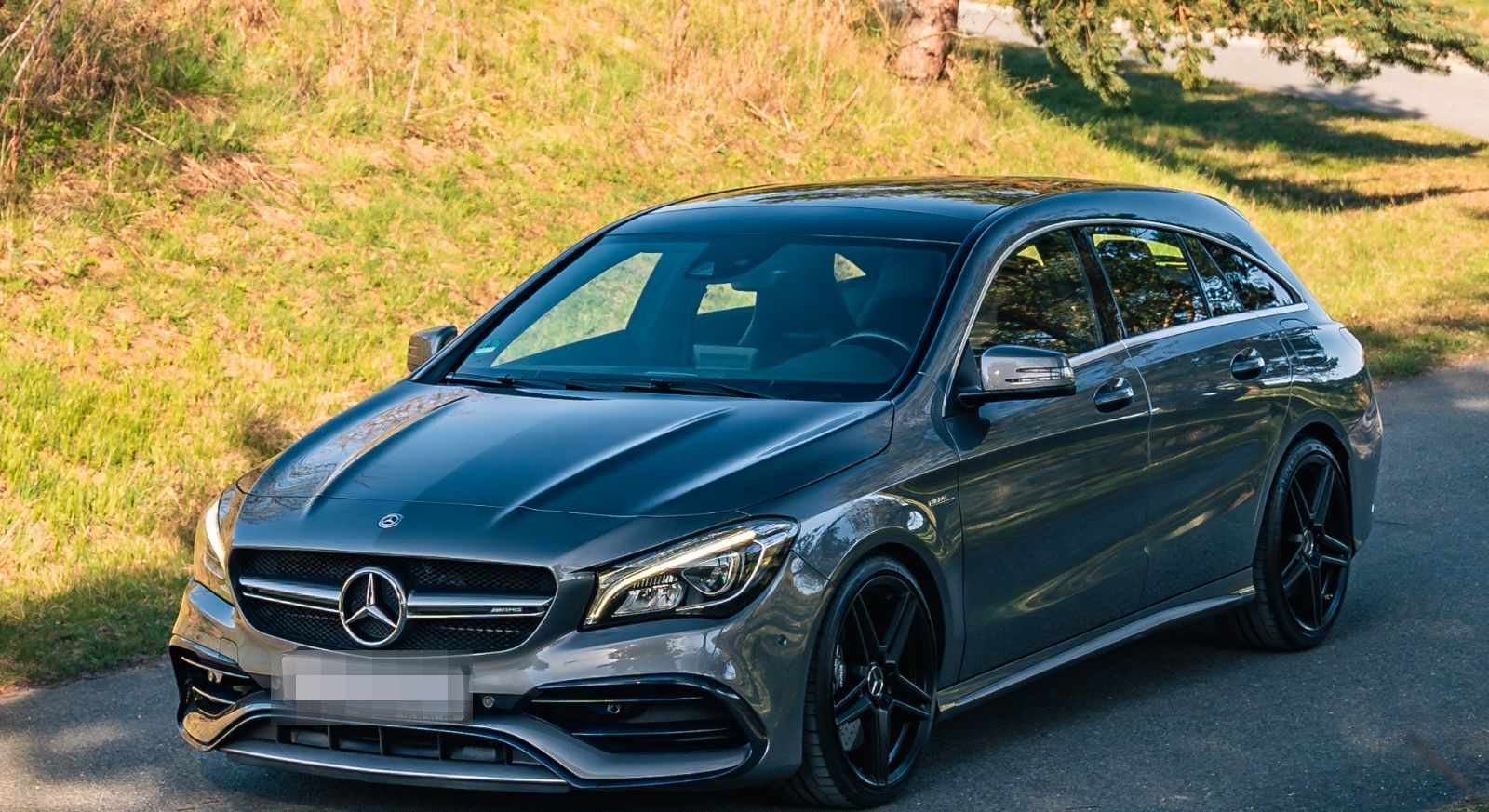 Mercedes-Benz CLA 45 AMG Shooting Brake foto 2