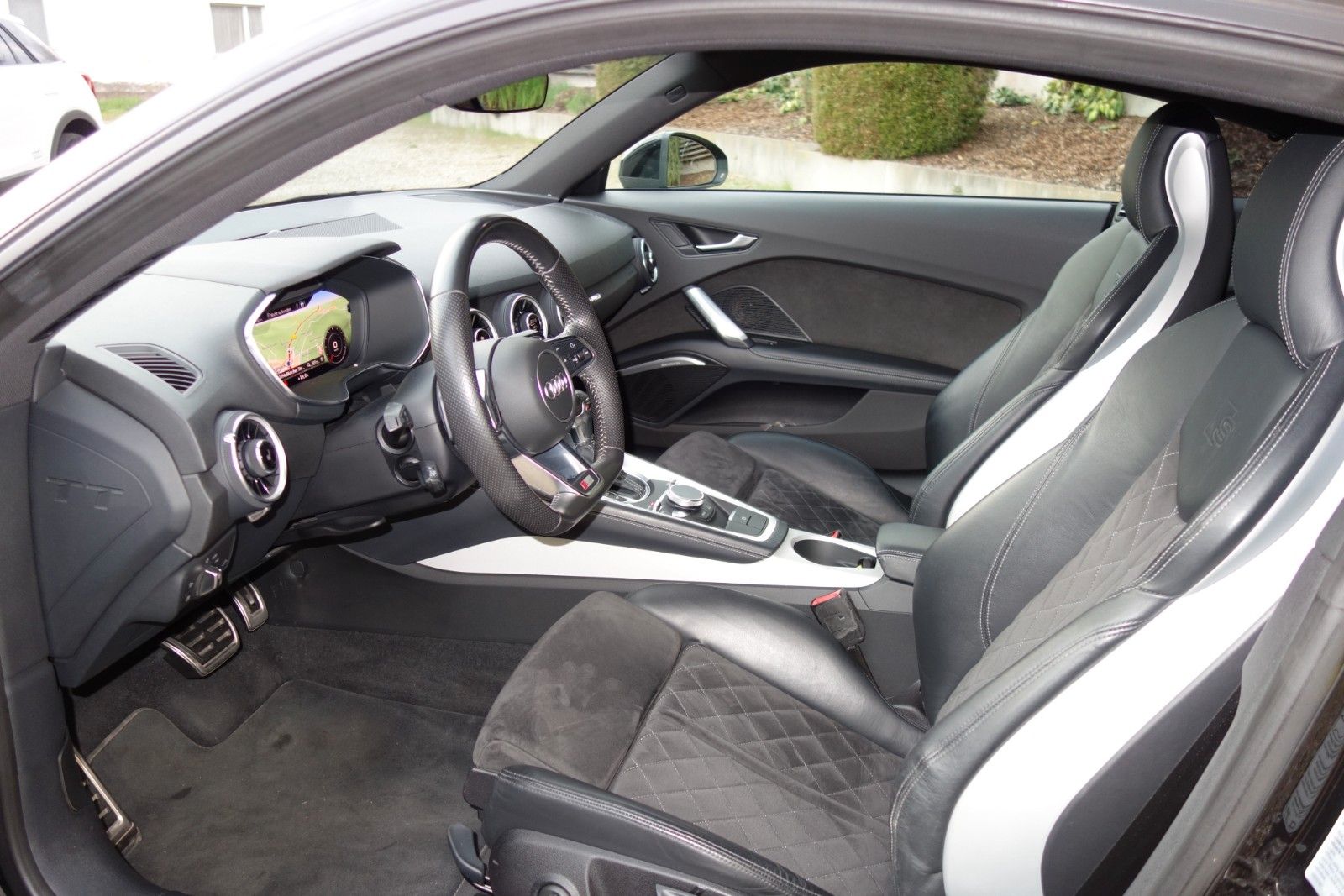 Audi TT Coupe 2.0 TFSI quattro foto 11