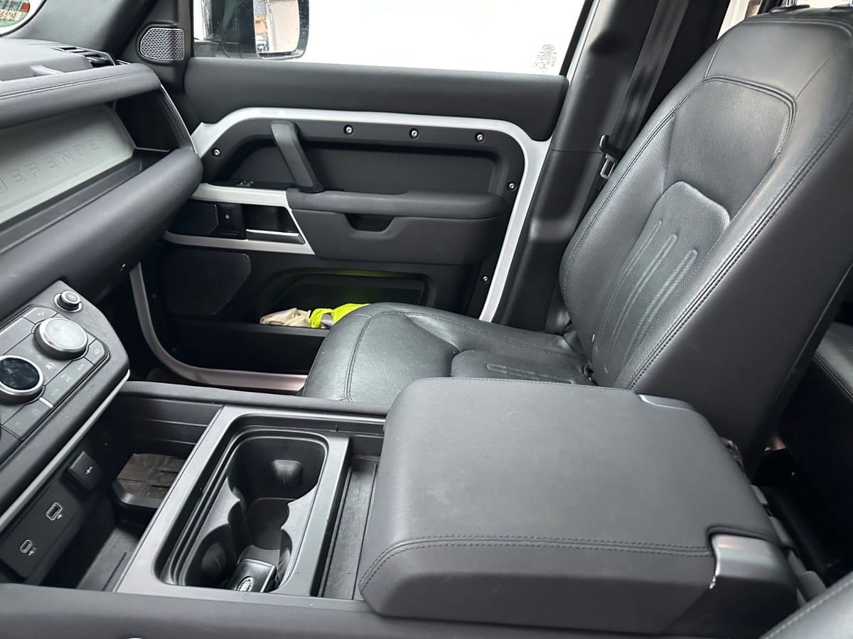 Land Rover Defender 110 D300 HSE foto 16