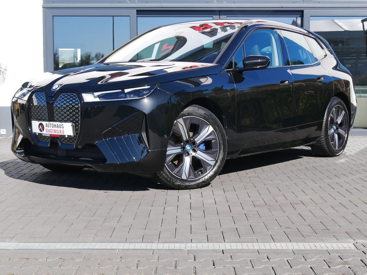 BMW iX xDrive40 1. HAND HEAD UP 2024