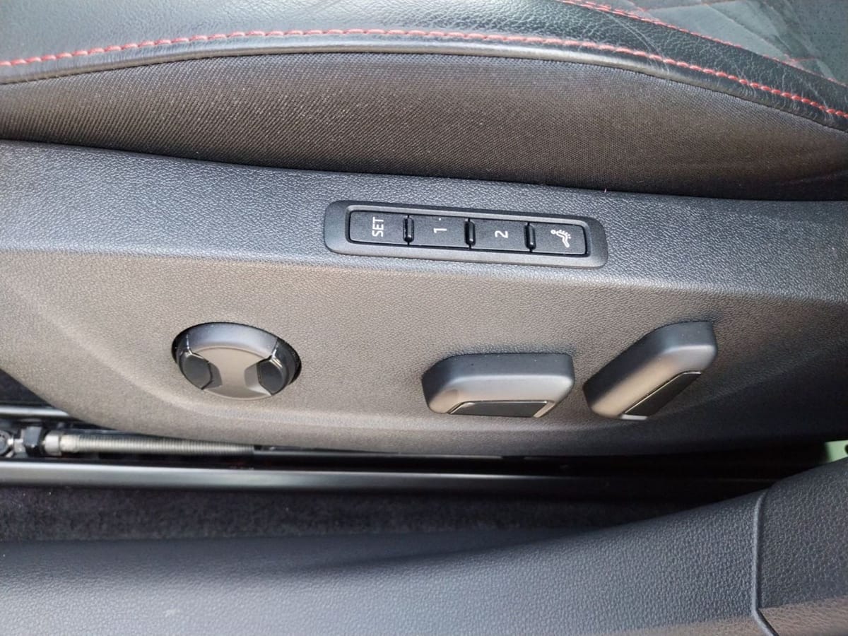 Skoda Octavia Lim. RS AHK DCC NAVI HUD ACC KAMERA KES foto 8