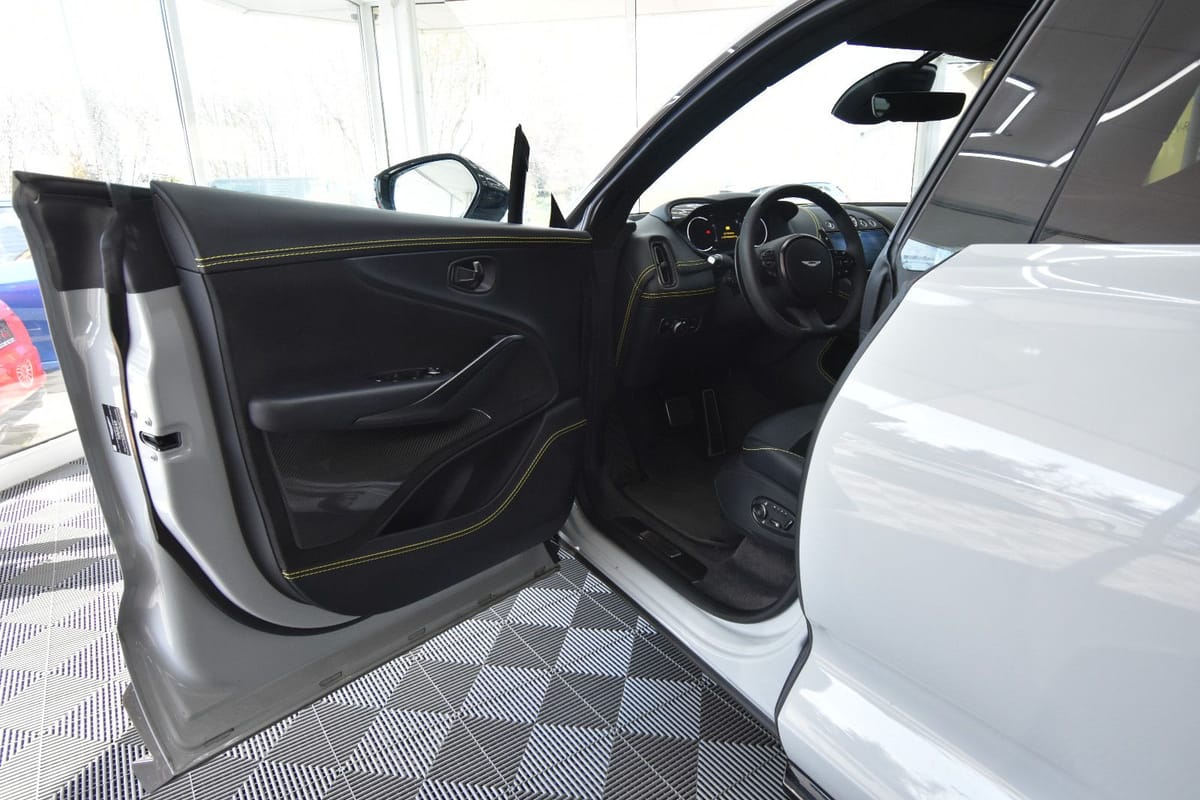 Aston Martin DBX 4.0 V8 707 Carbon Paket 23 Zoll foto 24