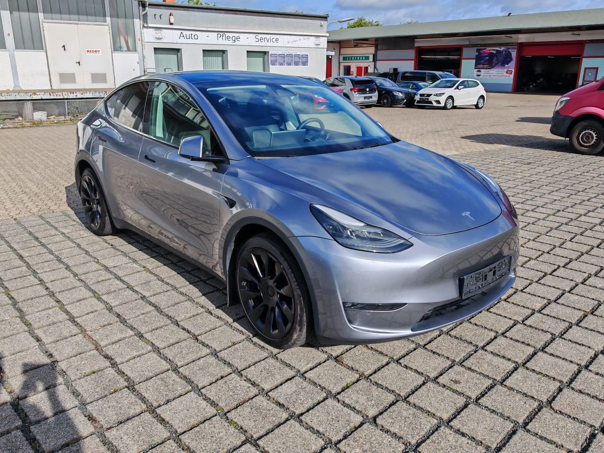Tesla Model Y LongRange AWD EAP AHK SoH 92,6%
