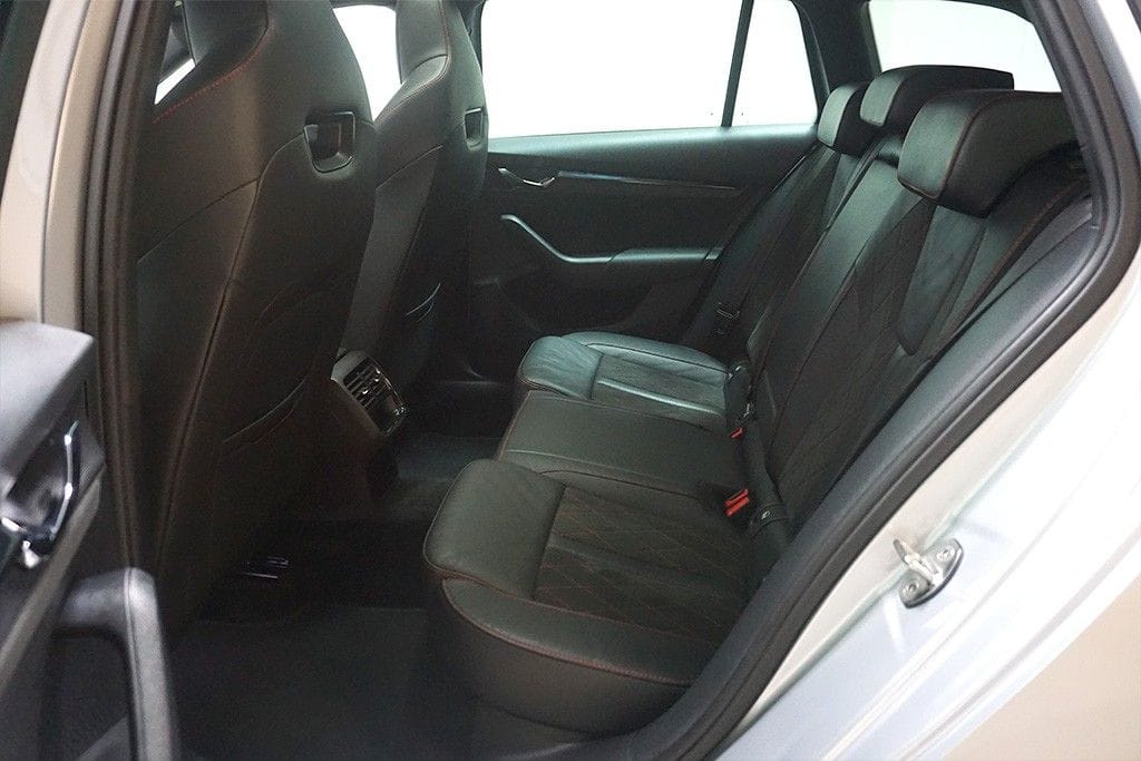 Skoda Octavia 2.0TDI DSG RS Virtual Pano AHK HUD DCC foto 14