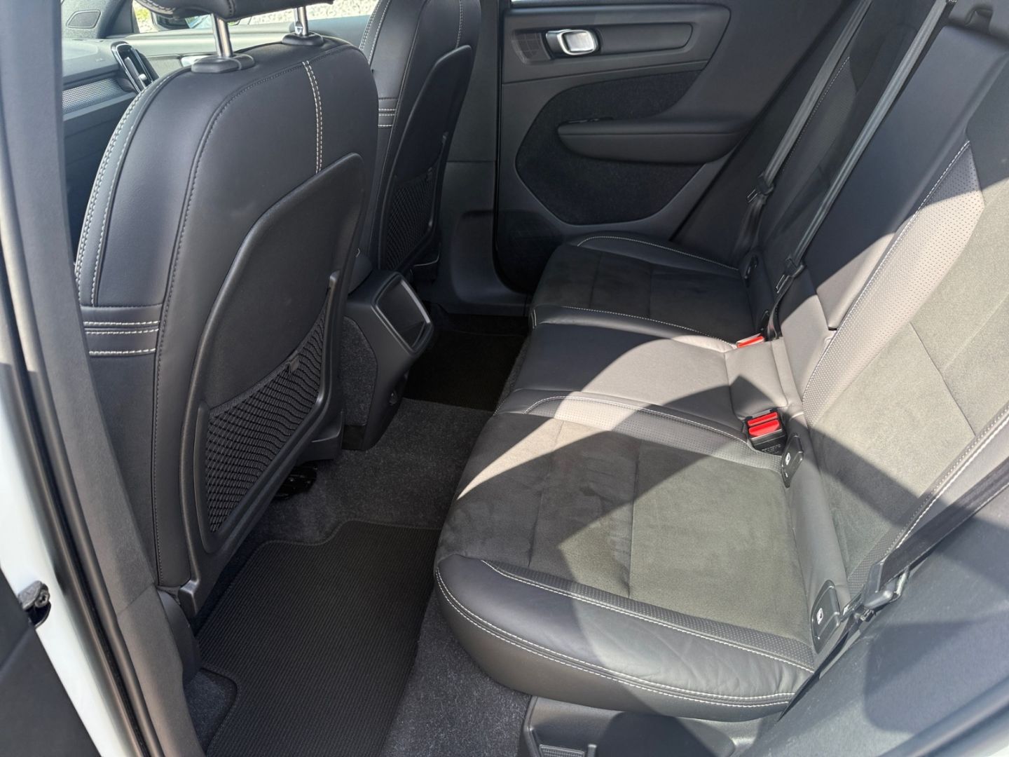 Volvo XC40 R Design 2WD AHK-klappbar Navi Leder Digita foto 12