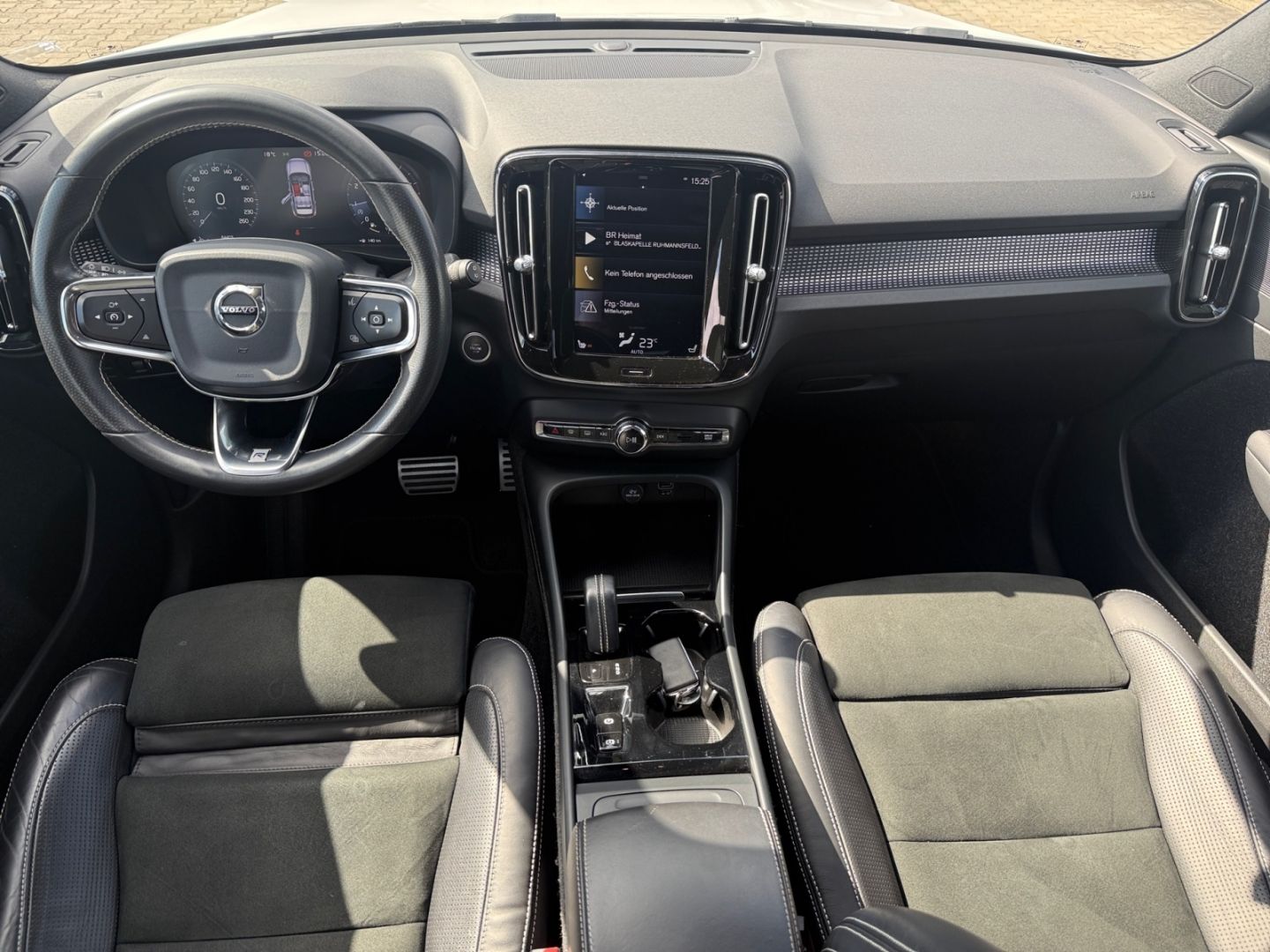 Volvo XC40 R Design 2WD AHK-klappbar Navi Leder Digita foto 13