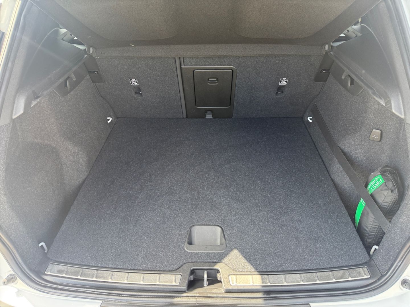 Volvo XC40 R Design 2WD AHK-klappbar Navi Leder Digita foto 14