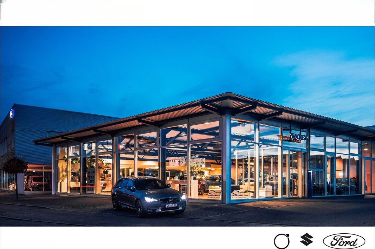 Volvo XC40 R Design 2WD AHK-klappbar Navi Leder Digita foto 16