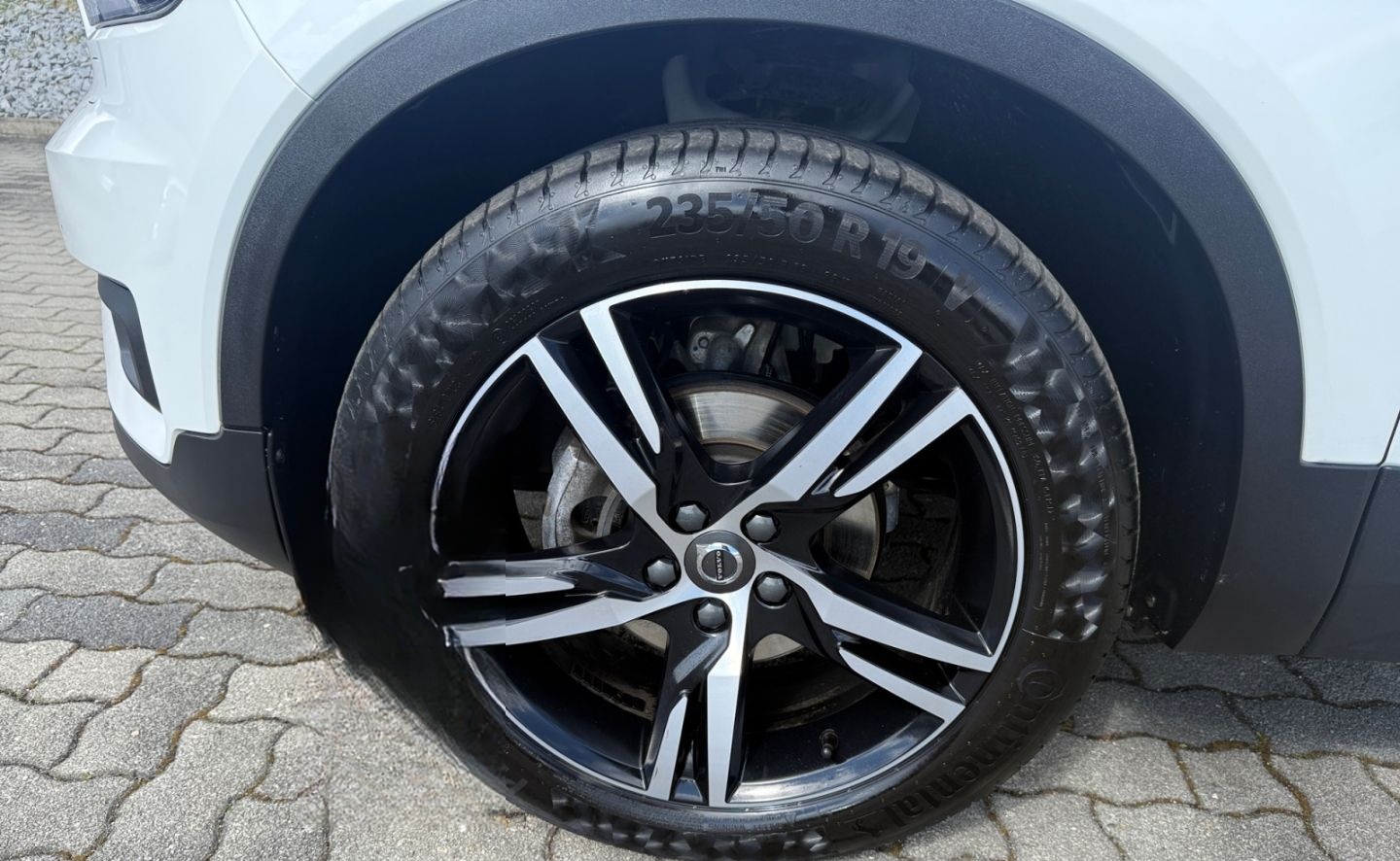 Volvo XC40 R Design 2WD AHK-klappbar Navi Leder Digita foto 3