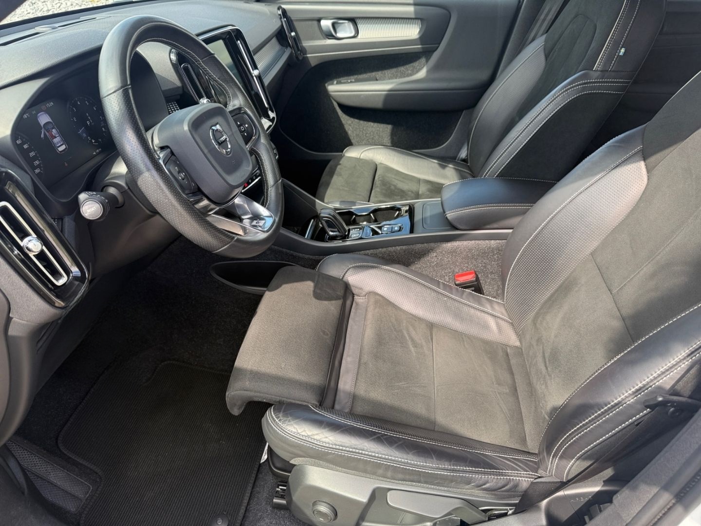 Volvo XC40 R Design 2WD AHK-klappbar Navi Leder Digita foto 8