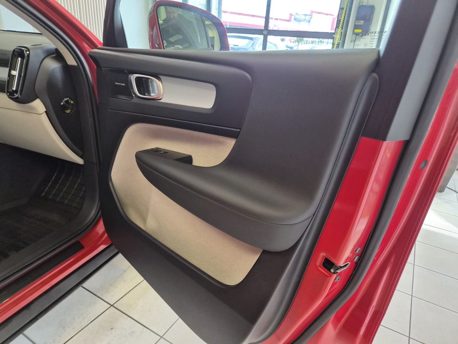 Volvo XC 40Momentum AWD / H&K Sound / 1. Hand / S-HEFT foto 11