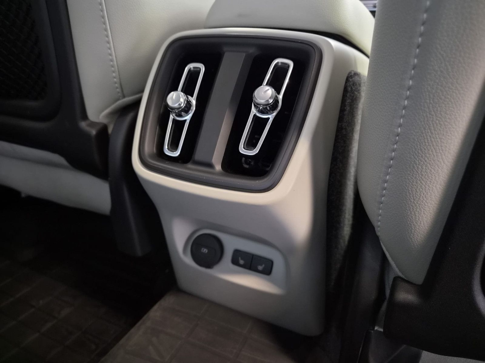 Volvo XC 40Momentum AWD / H&K Sound / 1. Hand / S-HEFT foto 12