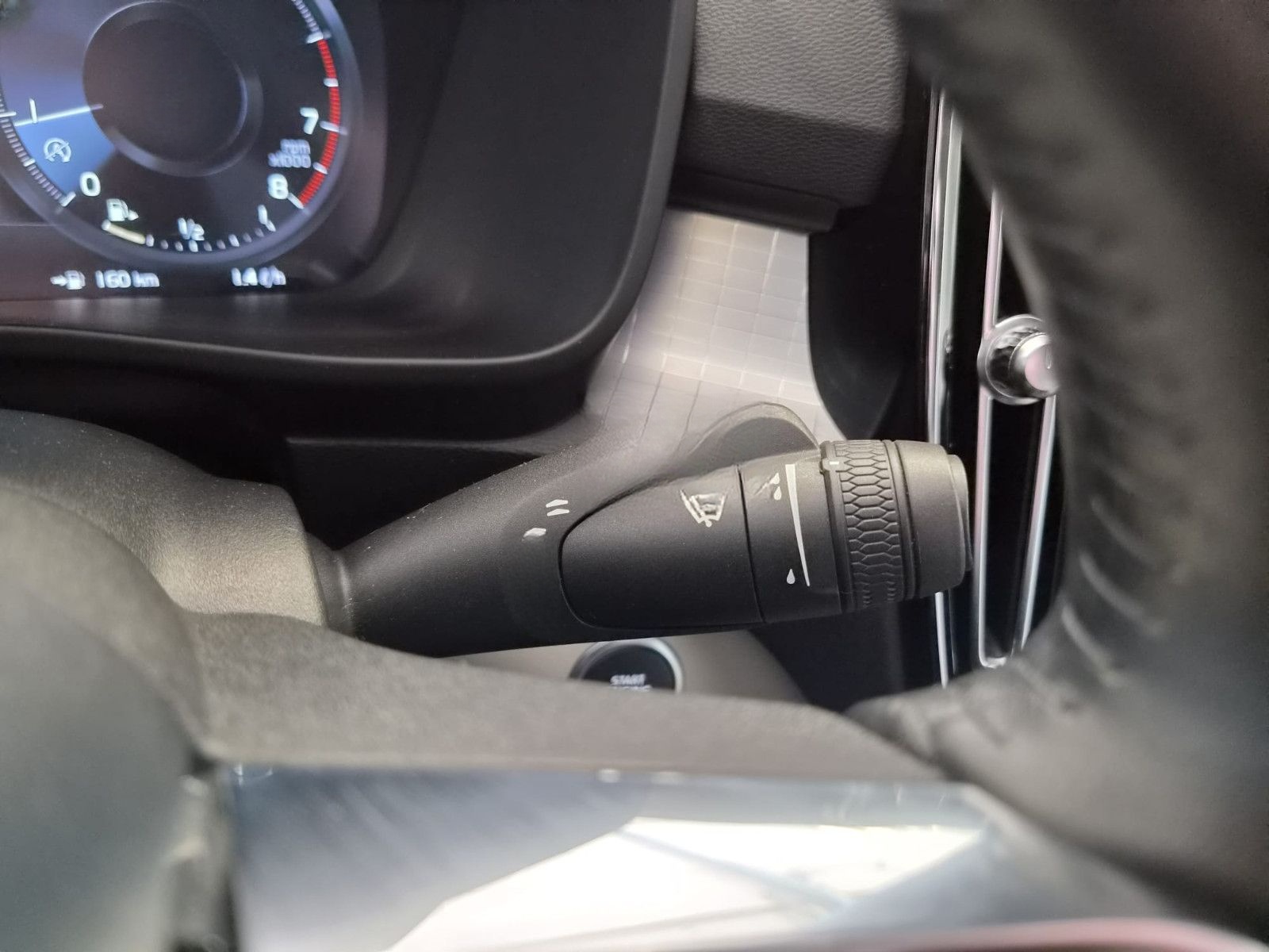 Volvo XC 40Momentum AWD / H&K Sound / 1. Hand / S-HEFT foto 20