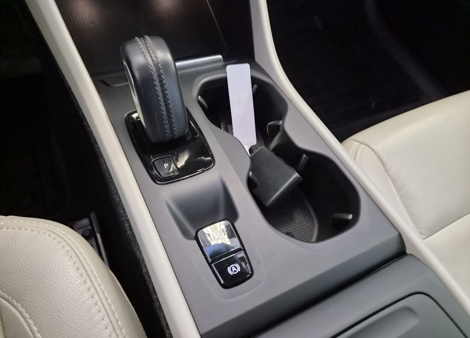 Volvo XC 40Momentum AWD / H&K Sound / 1. Hand / S-HEFT foto 23