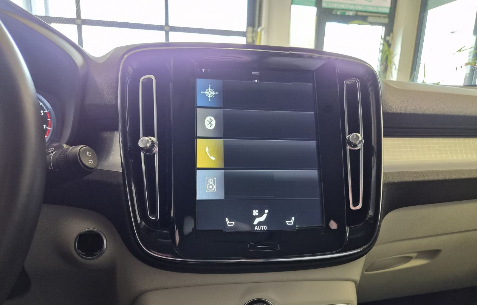 Volvo XC 40Momentum AWD / H&K Sound / 1. Hand / S-HEFT foto 24