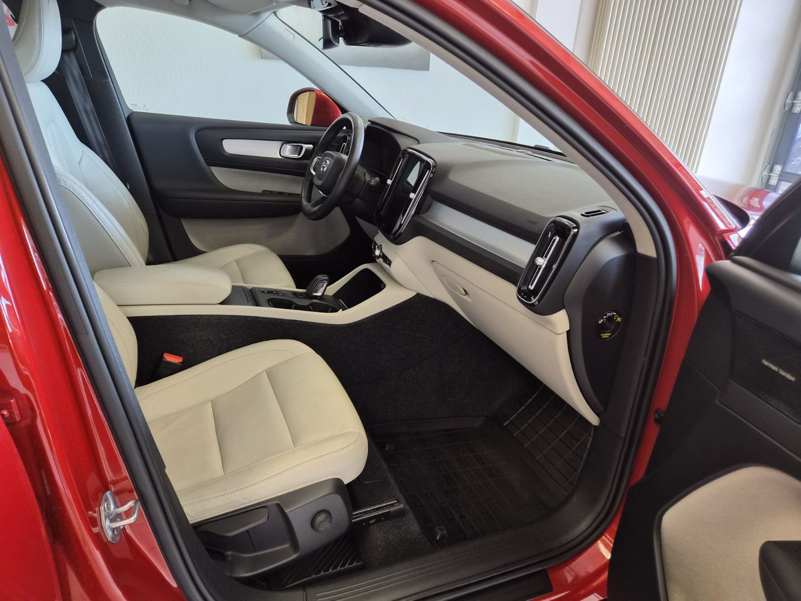 Volvo XC 40Momentum AWD / H&K Sound / 1. Hand / S-HEFT foto 10