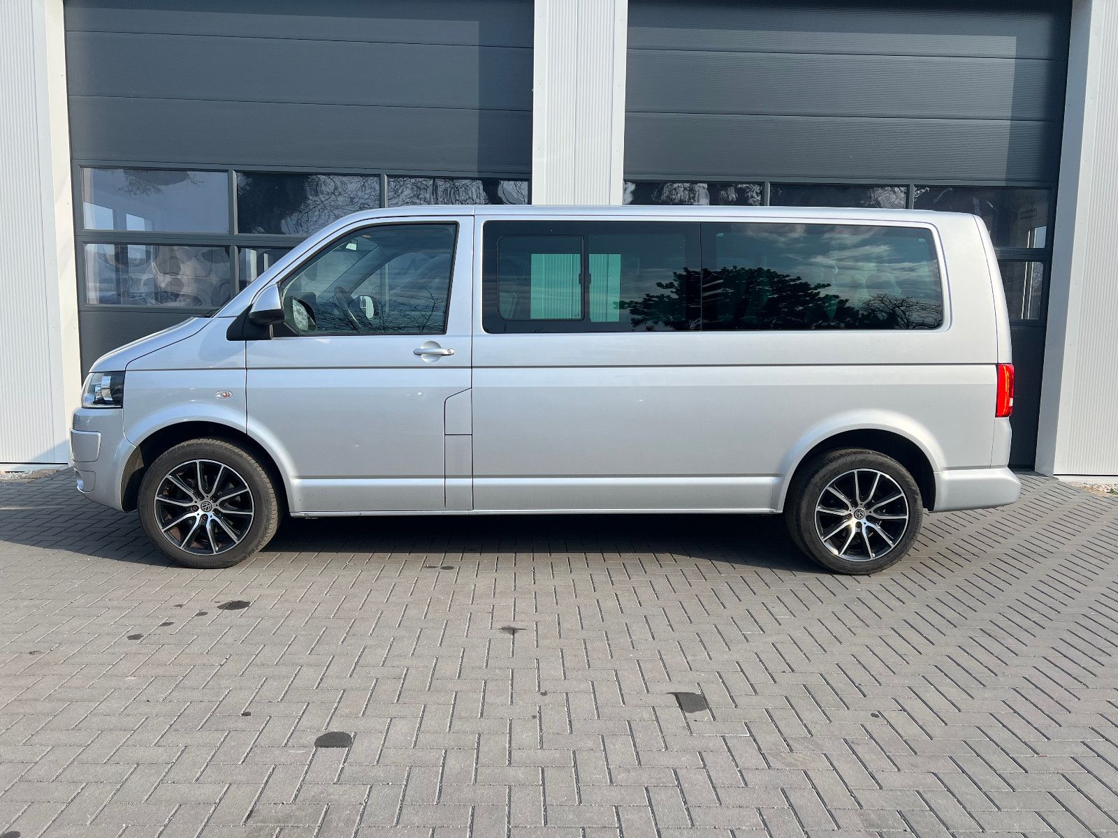 Volkswagen T5 Caravelle Comf. lang DSG 9 Sitzer AHK PDC Nav foto 20