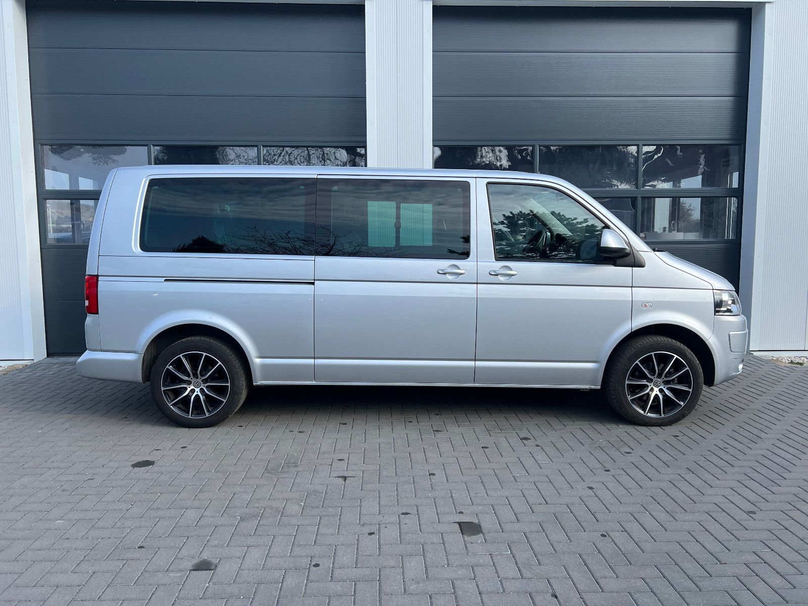 Volkswagen T5 Caravelle Comf. lang DSG 9 Sitzer AHK PDC Nav foto 5