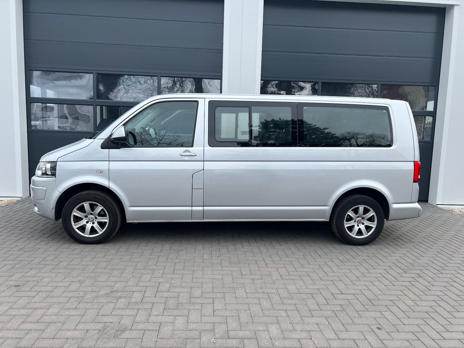 Volkswagen T5 Caravelle lang Comf. Klima PDC AHK 9 Sitzer foto 9