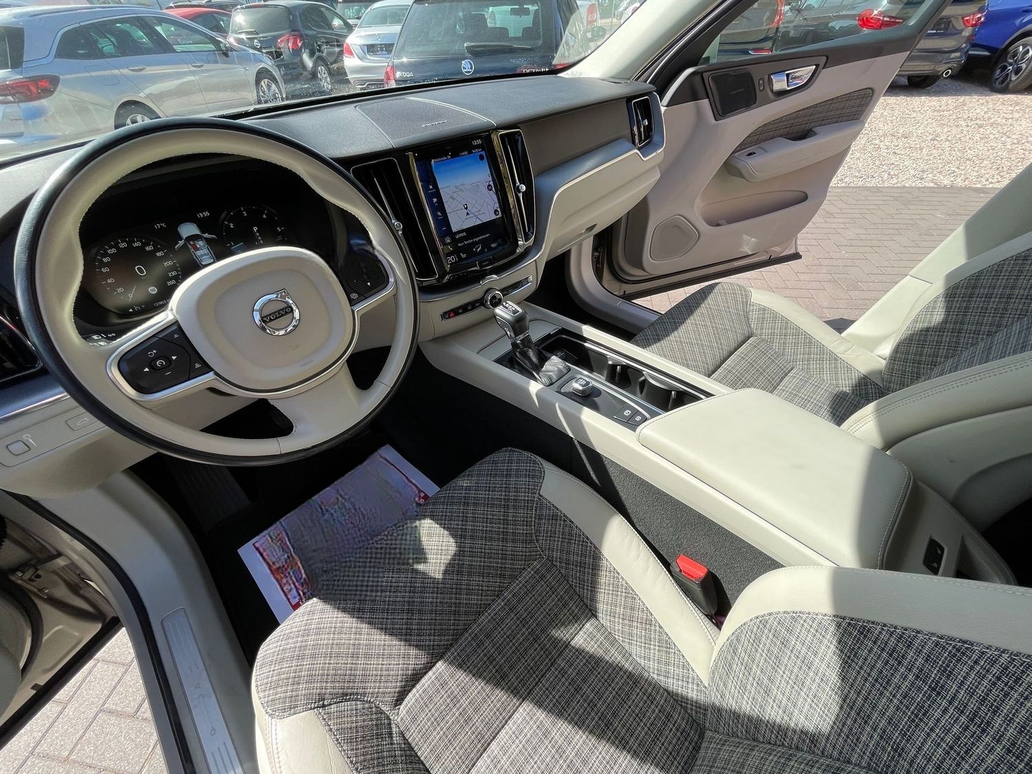 Volvo XC60 Momentum 2WD/TempomatLED/Bluetooth/Navi/Kam foto 11