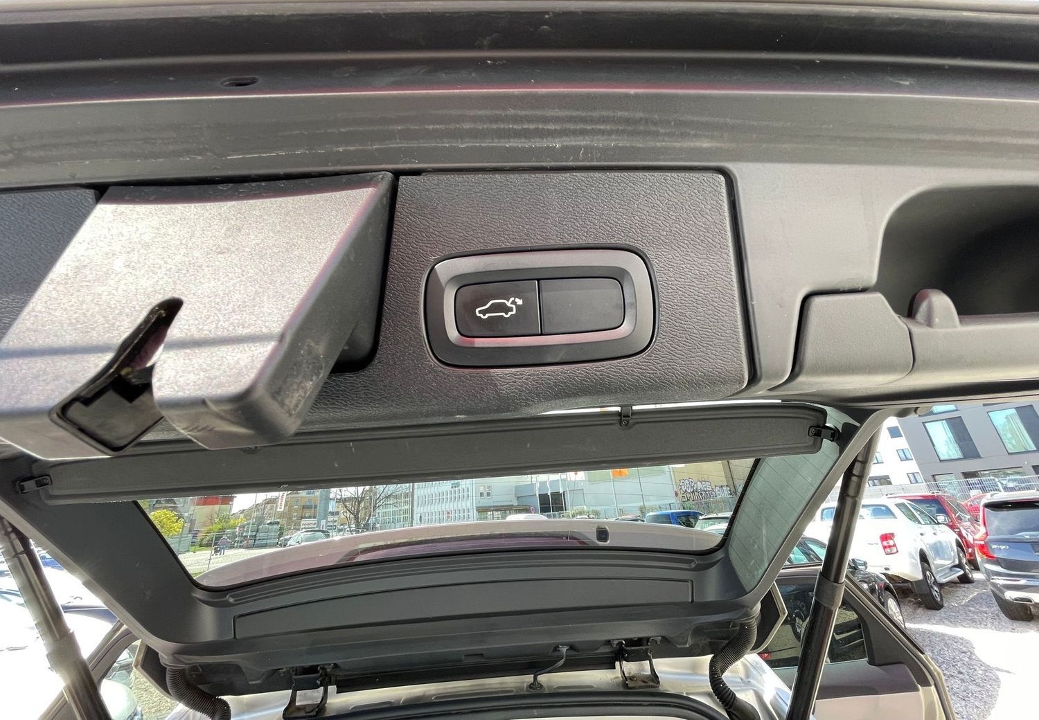 Volvo XC60 Momentum 2WD/TempomatLED/Bluetooth/Navi/Kam foto 8