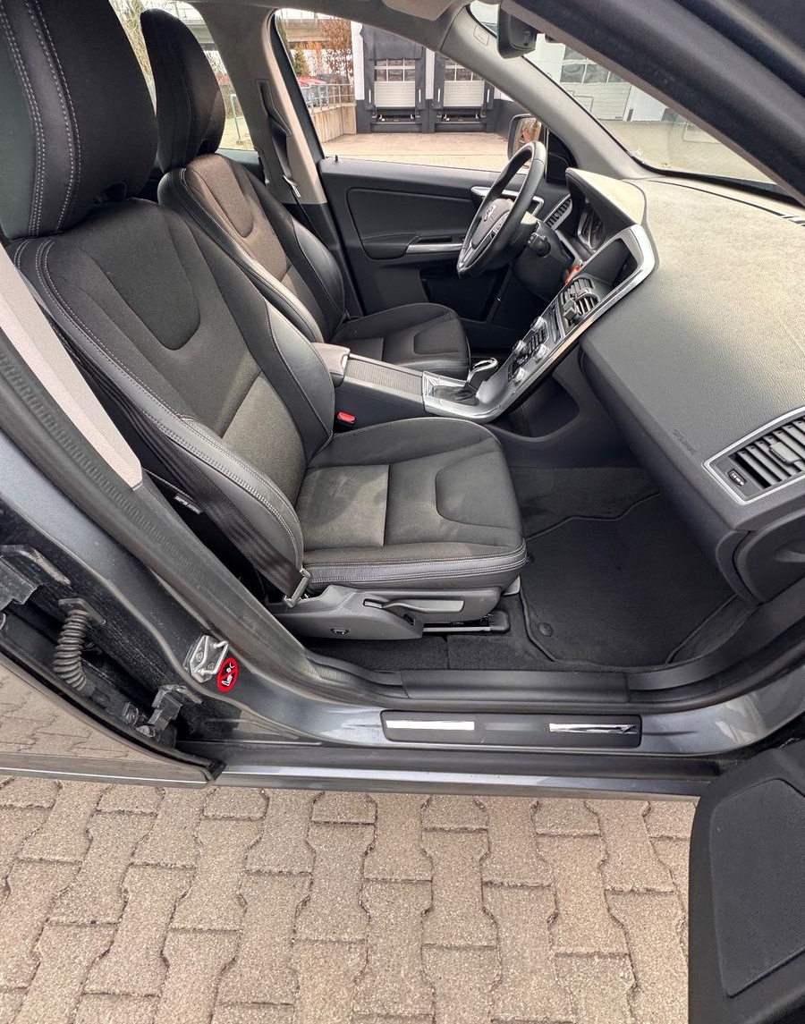 Volvo XC60 Momentum Leder Navi AWD Kamera foto 14