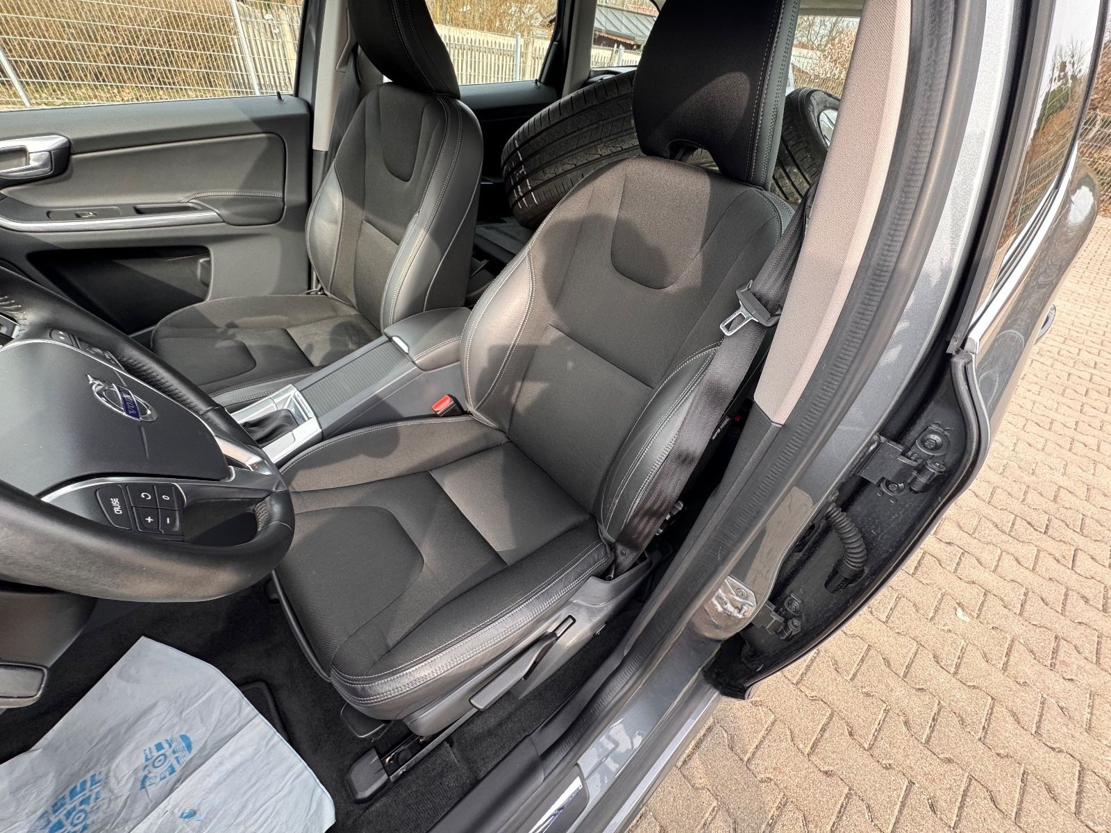 Volvo XC60 Momentum Leder Navi AWD Kamera foto 10