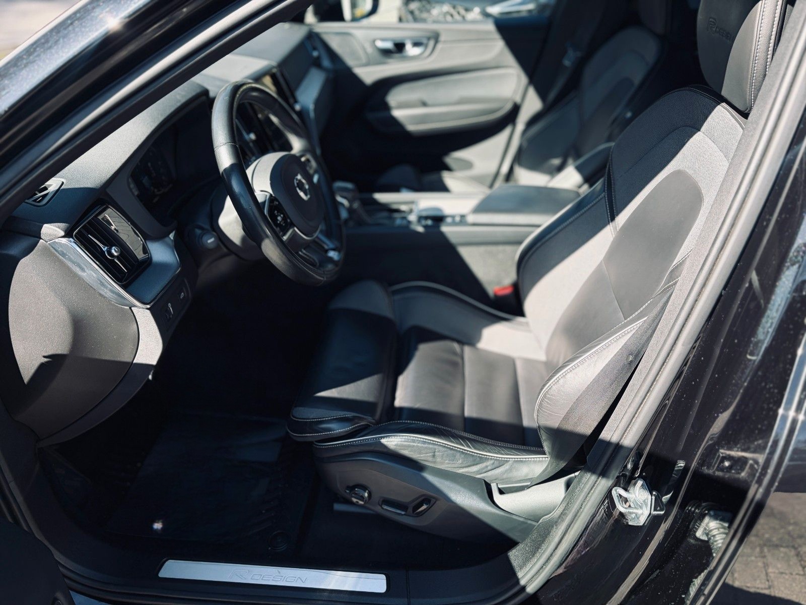 Volvo XC60 R Design+Leder+4xKamera+H&K+ACC+LED+Carplay foto 9